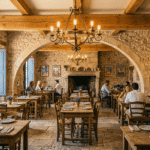 salle interieur de restaurant avec personnes qui dejeune à table + cheminée en fond
