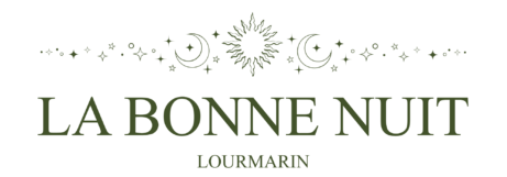 Logo de la bonne nuit, lourmarin écrit en dessous, éléments de lune étoile et soleil au dessus