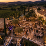 photo pris du dessus, mariage avec convives dans une thème provençale