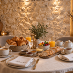 petit déjeuner continental. fond d'un mur en pierre, table dresser et serviettes floquées "la bonne nuit"