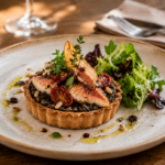 tartelette au rouget et à la tapenade noire accompagné de salade verte
